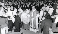 2.-14-marzo-1965-Paolo-VI-tra-i-parrocchiani-di-S