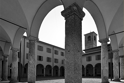 Nell’abbraccio dell’antico Chiostro: Ri-Vivere Como attraverso lo sguardo di Lorenza Ceruti