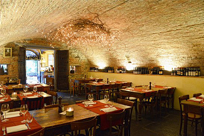 Cena a 8 mani