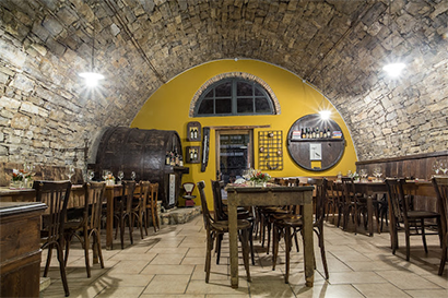 Cena a 8 mani